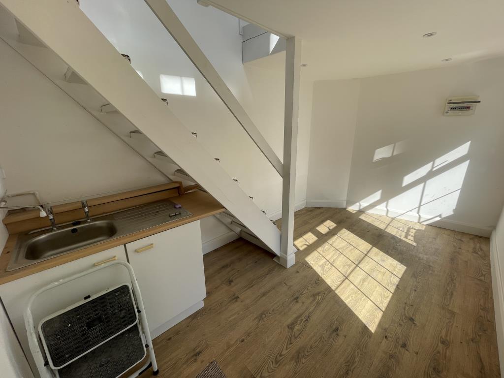 Lot: 113 - VACANT TWO STOREY BUILDING - Inside image of ground floor area